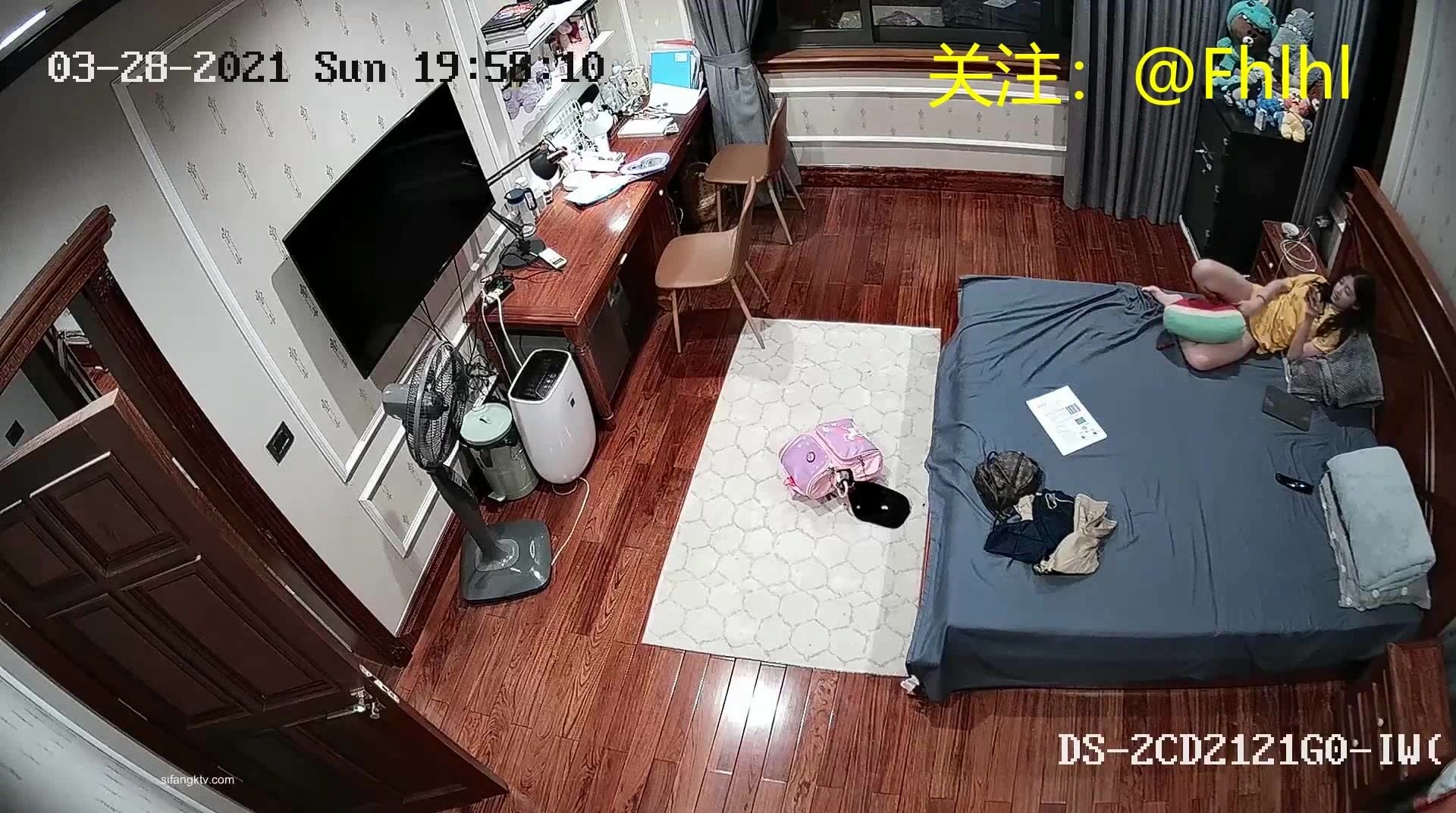 Hack cam quay lén phòng ngủ em teen dâm k mặc đồ lót vừa xem sex vừa sờ bím dâm